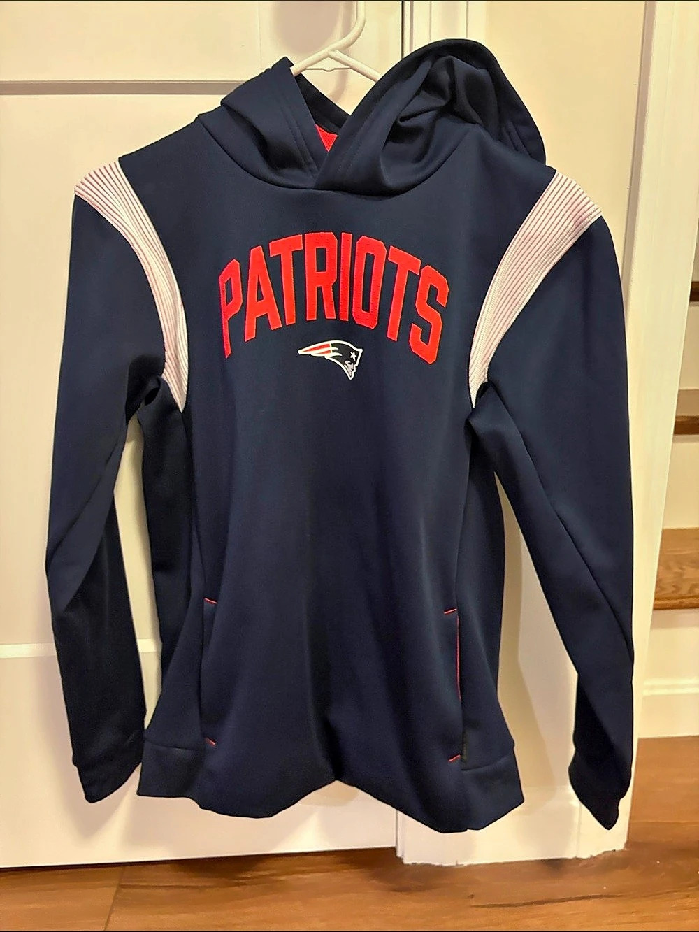 Nike Youth large New England Patriots Pullover Hoodie in Blue & Red Like New